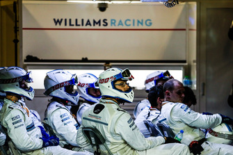 Williams pitcrew in de garage
