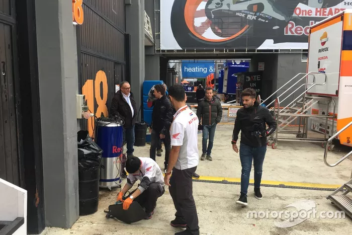 Primera entrada de Jorge Lorenzo al box de Honda