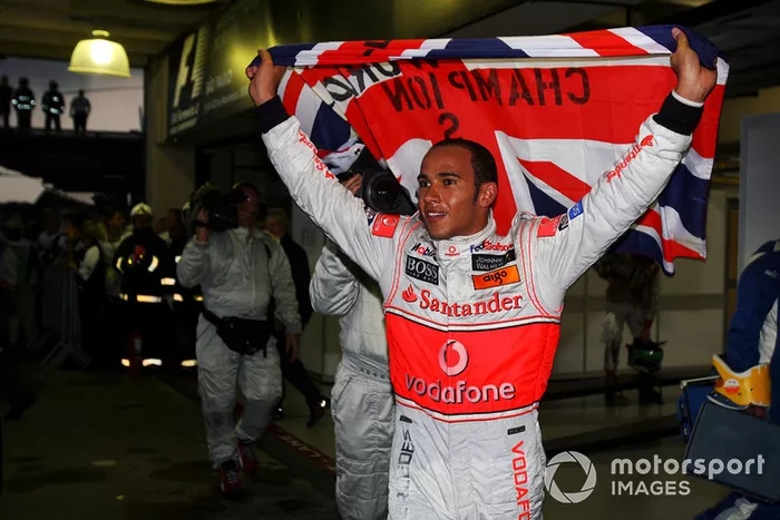 Em uma decisão dramática contra Felipe Massa, Hamilton sagrou-se campeão em 2008. Apesar do título, ainda era considerado um piloto 'afoito', que precisava ser lapidado.