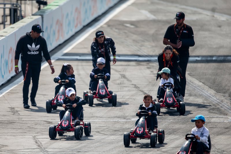 Une course de karting pour enfants