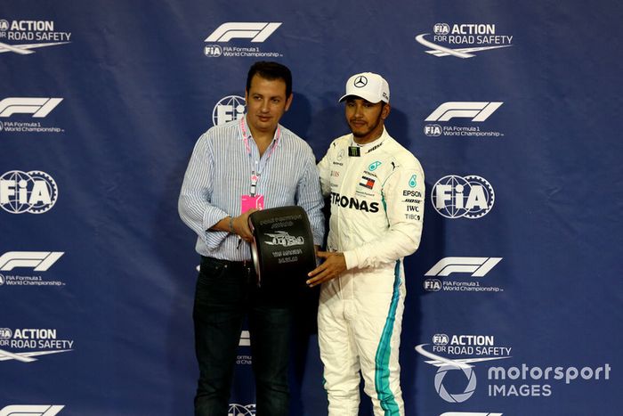 Lewis Hamilton, Mercedes AMG F1 recibe el premio Pirelli Pole Position en Parc Ferme