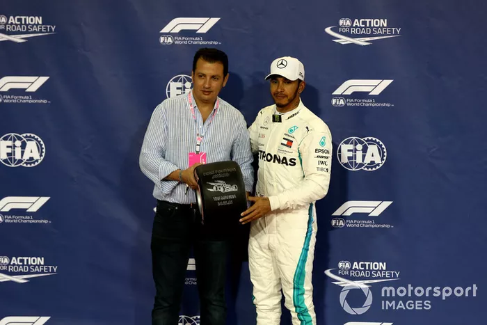 Lewis Hamilton, Mercedes AMG F1 recibe el premio Pirelli Pole Position en Parc Ferme