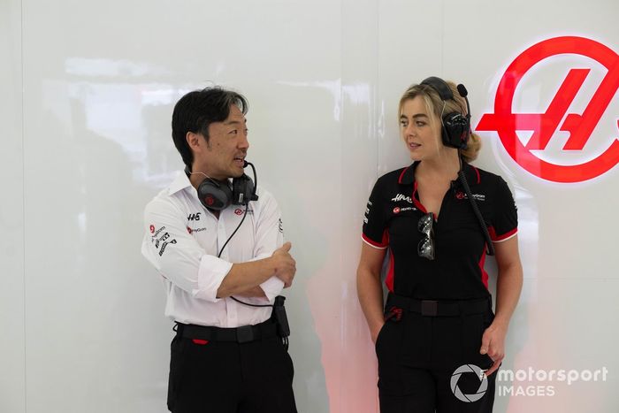 Ayao Komatsu, director del equipo Haas F1 Team, habla con un miembro del equipo.