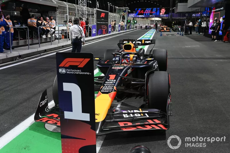 Max Verstappen, au volant de la Red Bull Racing RB20, arrive au Parc Ferme après les qualifications.
