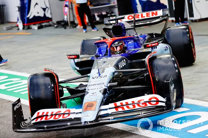 Daniel Ricciardo, RB F1 Team VCARB 01, in de pitstraat 