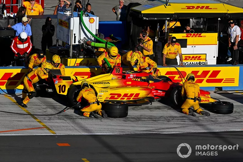 Alex Palou, Chip Ganassi Racing Honda pit stop