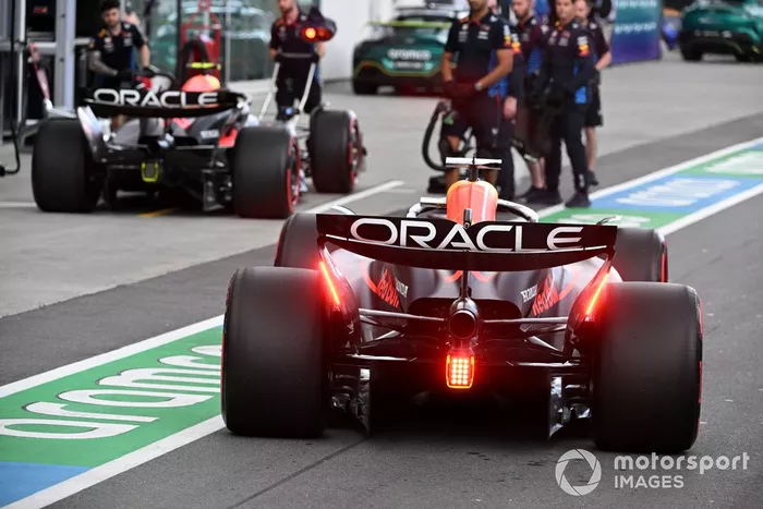 Sergio Pérez, Red Bull Racing RB20, Max Verstappen, Red Bull Racing RB20, en boxes durante la clasificación.