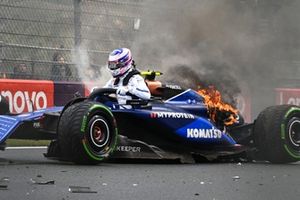 Logan Sargeant, Williams FW46, salta de su coche tras un accidente