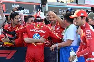 El hombre de la pole, Charles Leclerc, la Scuderia Ferrari y el equipo Ferrari celebran