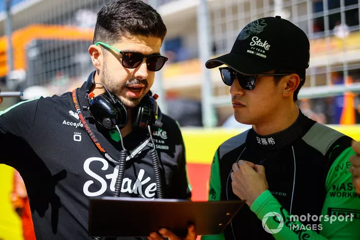 Zhou Guanyu, Stake F1 Team KICK Sauber, en la parrilla con un ingeniero