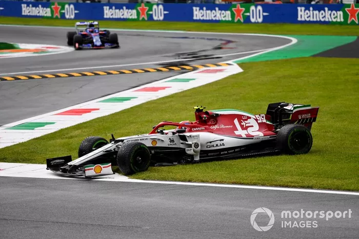Pierre Gasly, Toro Rosso STR14, se acerca mientras Antonio Giovinazzi, Alfa Romeo Racing C38, se recupera de un giro