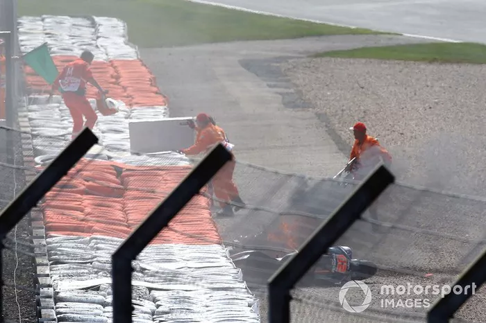 Andrea Dovizioso, Ducati Team y Fabio Quartararo, Petronas Yamaha SRT motos en llamas