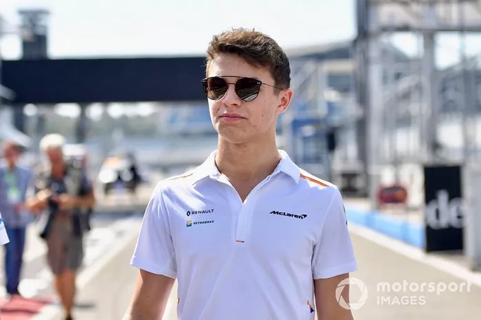Lando Norris, McLaren camina por la pista 