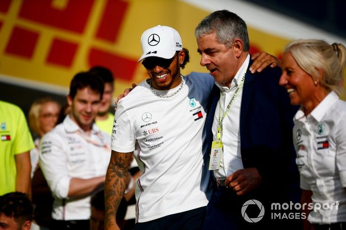 Lewis Hamilton, Mercedes AMG F1, 1ª posición, Act Rowan Atkinson, Angela Cullen, entrenadora de Hamiltons, y el equipo de Mercedes celebran la victoria.