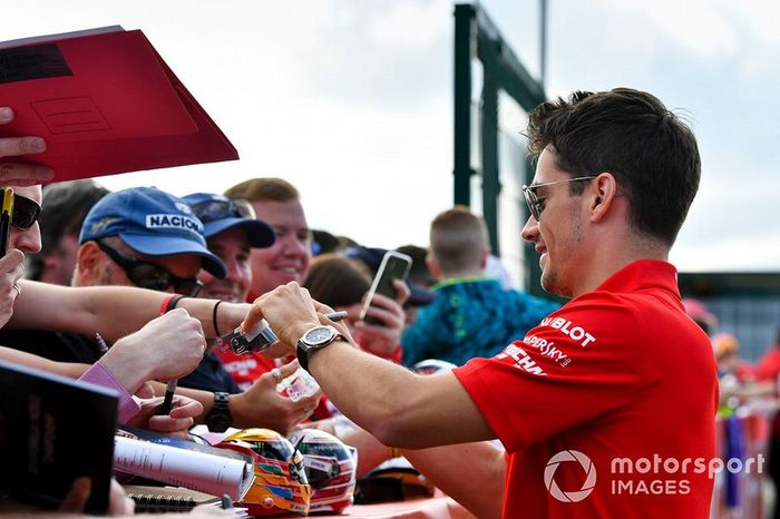 Charles Leclerc, Ferrari firma un autografo ad un fan