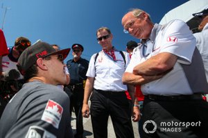 El piloto de Honda, Robert Wickens, se prepara para conducir el Arrow Acura NSX, Pre-Race, T.E. McHale, Gerente de Honda Motorsports América