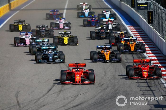 Sebastian Vettel, Ferrari SF90, precede Charles Leclerc, Ferrari SF90 Lewis Hamilton, Mercedes AMG F1 W10, Carlos Sainz Jr., McLaren MCL34, Valtteri Bottas, Mercedes AMG W10, Lando Norris, McLaren MCL34 e il resto delle auto all'inizio della gara