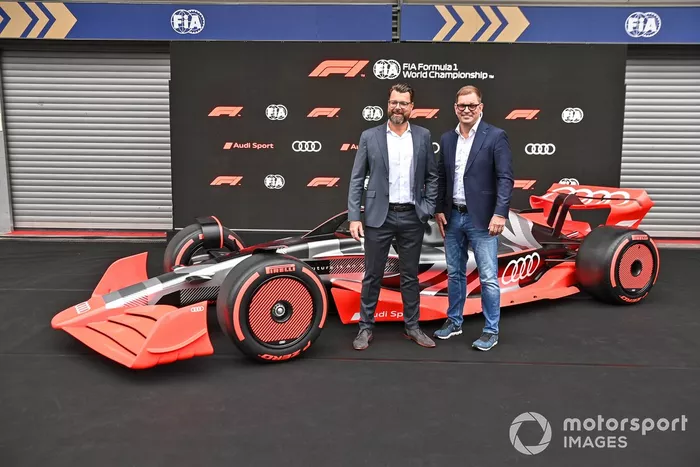 Oliver Hoffmann, Jefe de Desarrollo Técnico de Audi Sport GmbH, con Markus Duesmann, Presidente del Consejo de Administración de Audi AG, con el nuevo Audi Sport concept