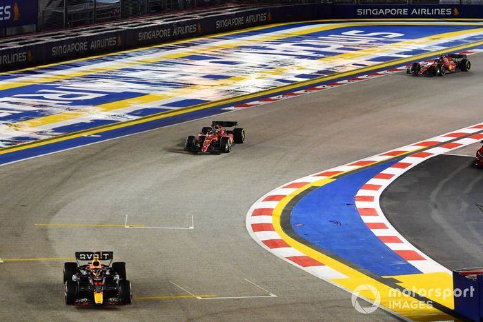 Sergio Pérez, Red Bull Racing RB18, Charles Leclerc, Ferrari F1-75, Carlos Sainz, Ferrari F1-75