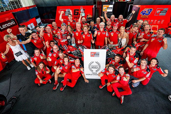 Francesco Bagnaia, Jack Miller, festejan con el Ducati Team
