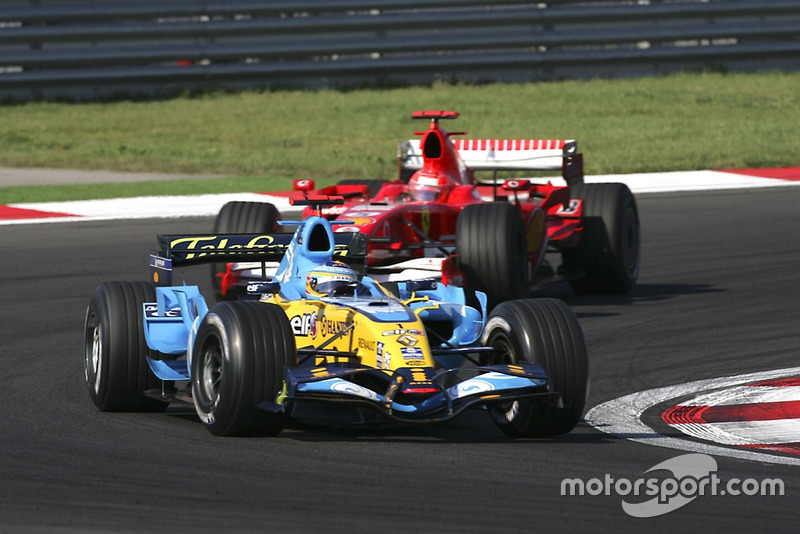 Fernando Alonso, Renault R26, voor Michael Schumacher, Ferrari 248 F1