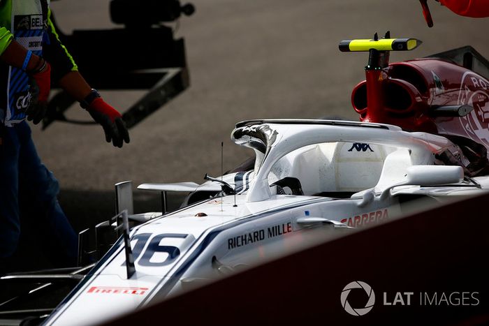 Los comisarios retiran el coche dañado de Charles Leclerc, Sauber C37