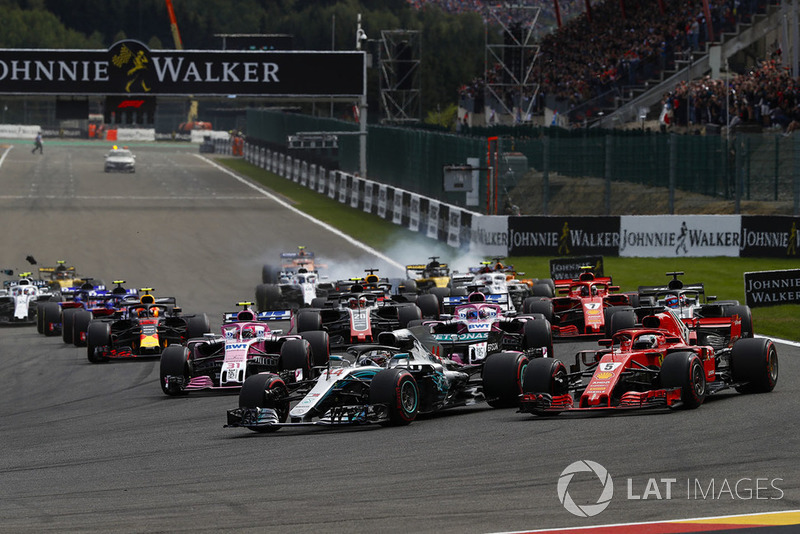 Lewis Hamilton, Mercedes AMG F1 W09, precede Sebastian Vettel, Ferrari SF71H, Sergio Perez, Racing Point Force India VJM11, Esteban Ocon, Racing Point Force India VJM11, Romain Grosjean, Haas F1 Team VF-18, e il resto del gruppo alla partenza. Nico Hulkenberg, Renault Sport F1 Team R.S. 18. va al bloccaggio sullo sfondo