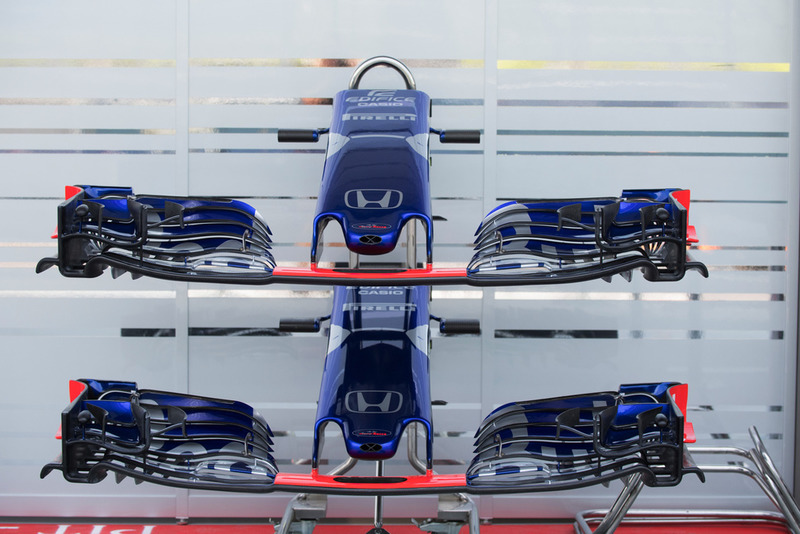 Scuderia Toro Rosso STR13, naso e ala anteriore