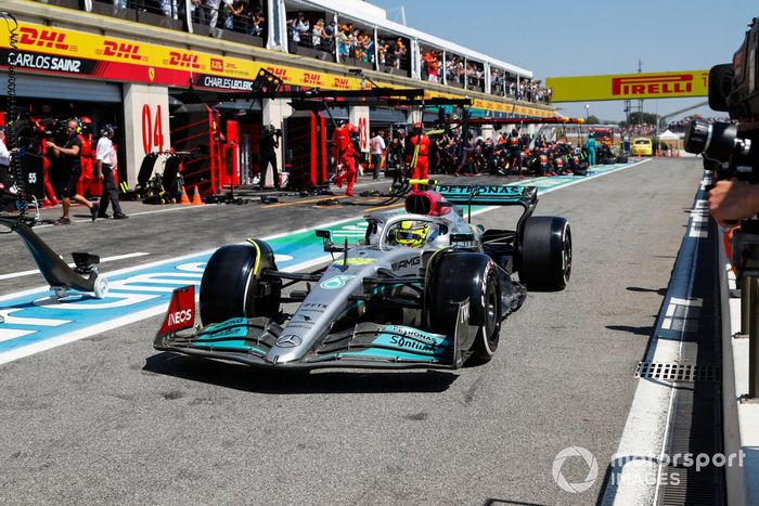 Lewis Hamilton, Mercedes W13, en el pit lane para una parada