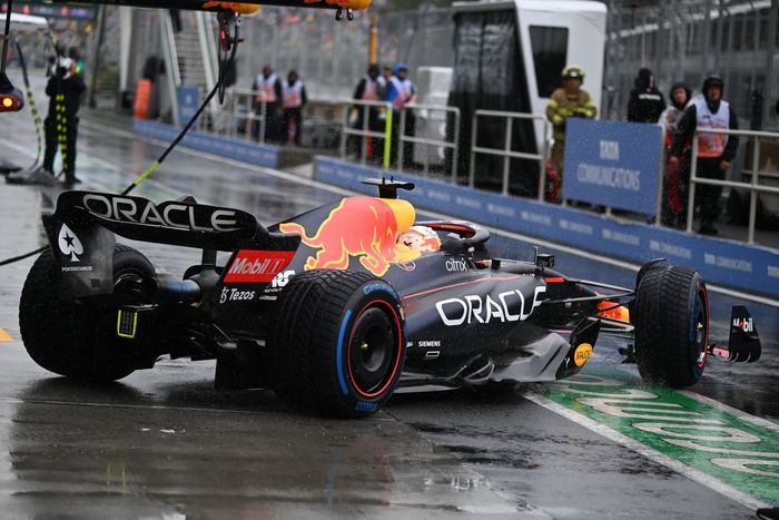 Max Verstappen, Red Bull Racing RB18, sale del garaje