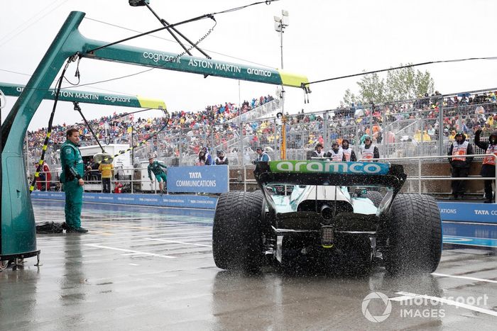 Sebastian Vettel, Aston Martin AMR22, sale del garaje