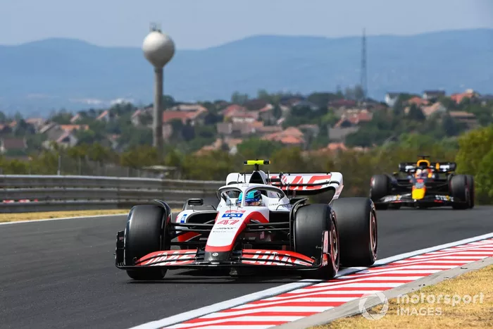 Mick Schumacher, Haas VF-22, Max Verstappen, Red Bull Racing RB18