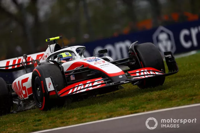 Mick Schumacher, Haas VF-22, sobre la hierba