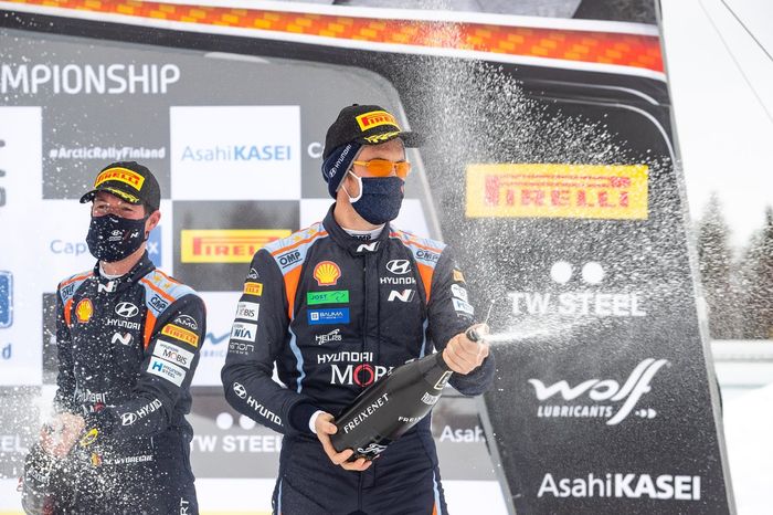 Podio: Thierry Neuville, Martijn Wydaeghe, Hyundai Motorsport Hyundai i20 Coupe WRC