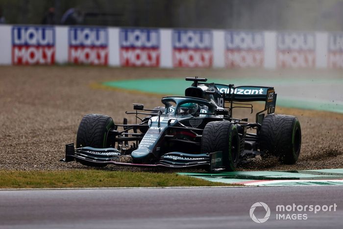 Lance Stroll, Aston Martin AMR21, en la grava