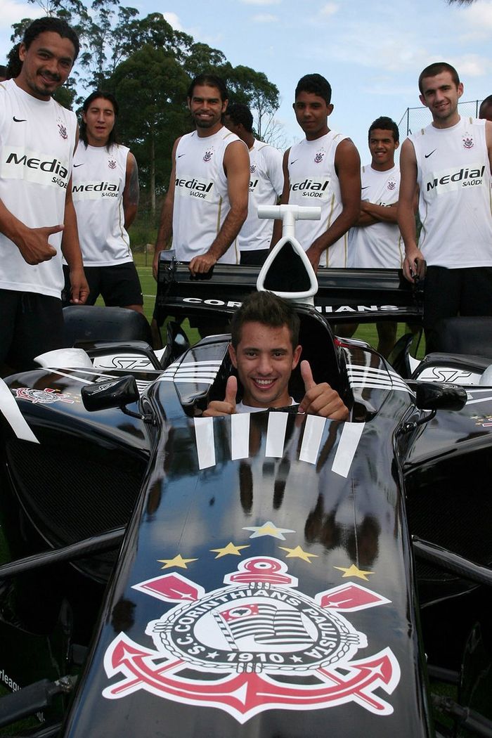 El equipo del Corinthians de fútbol, con su coche de la Superleague Formula
