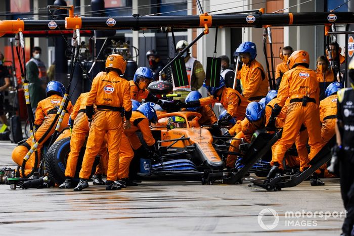 Lando Norris, McLaren MCL35, pit stop