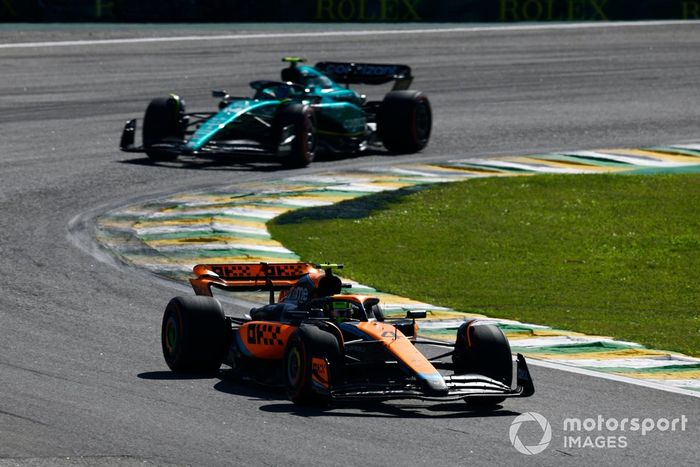 Lando Norris, McLaren MCL60, Fernando Alonso, Aston Martin AMR23