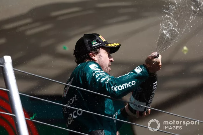 Fernando Alonso, Aston Martin F1 Team, 3ª posición, rocía Champán en el podio