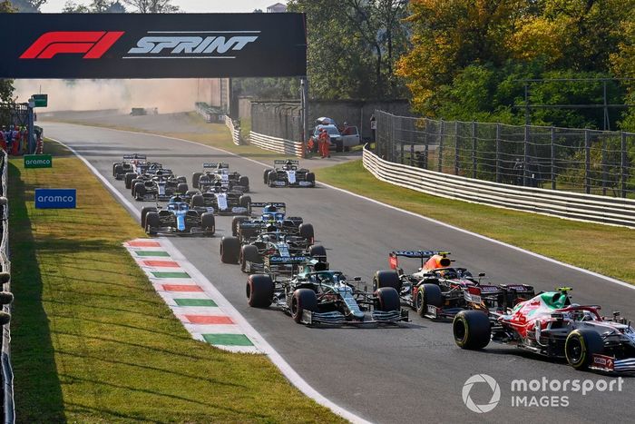 Antonio Giovinazzi, Alfa Romeo Racing C41, Sergio Pérez, Red Bull Racing RB16B, Lance Stroll, Aston Martin AMR21, Sebastian Vettel, Aston Martin AMR21