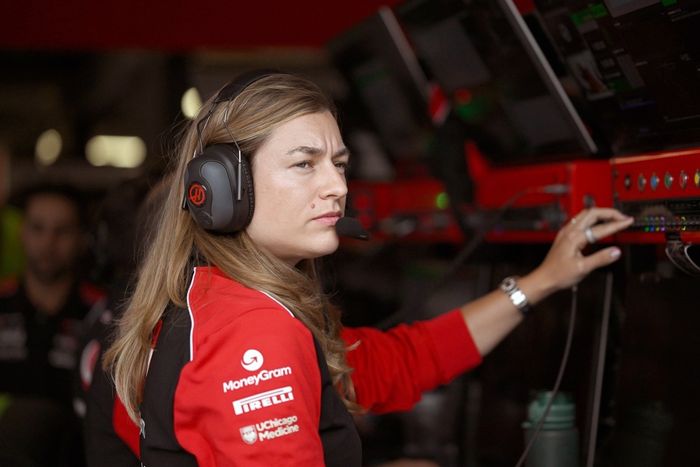 29: Laura Mueller, Race Engineer of Haas 