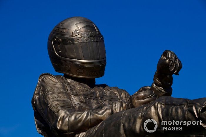 2. Réplica a escala 60% de la escultura de Paul Oz de Ayrton Senna: 48.000 libras