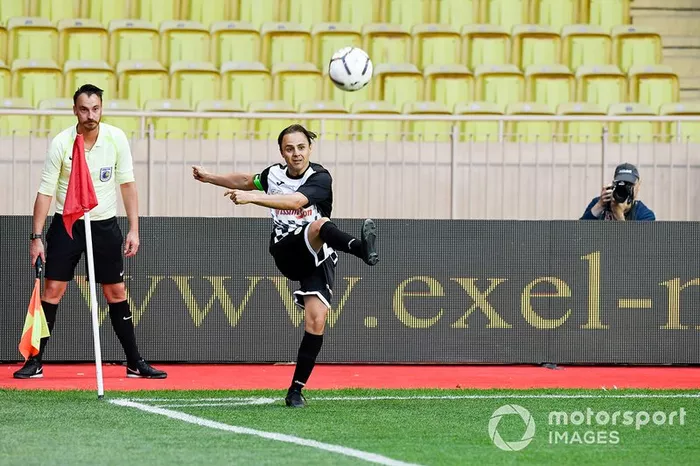 Felipe Massa jugando a fútbol