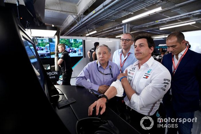 Jean Todt, Presidente de la FIA con Toto Wolff, Director Ejecutivo (Negocios) de Mercedes AMG, en el garaje de Mercedes