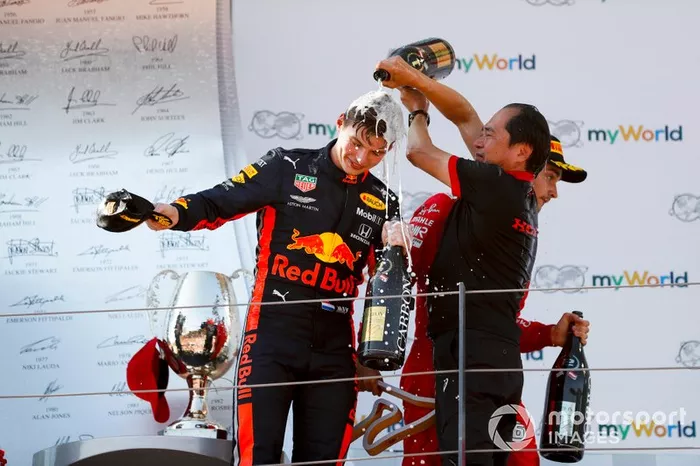 Podio: ganador de la carrera Max Verstappen, Red Bull Racing y Toyoharu Tanabe, Director Técnico de F1, Honda celebran