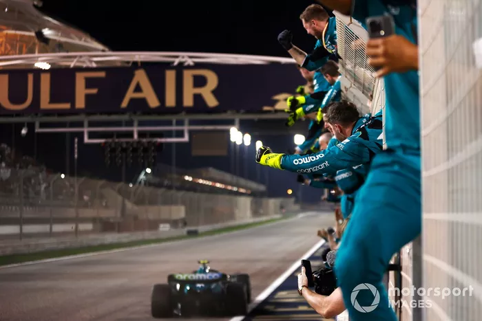 El equipo Aston Martin anima a Fernando Alonso, Aston Martin AMR23, 3ª posición, en la línea de meta.