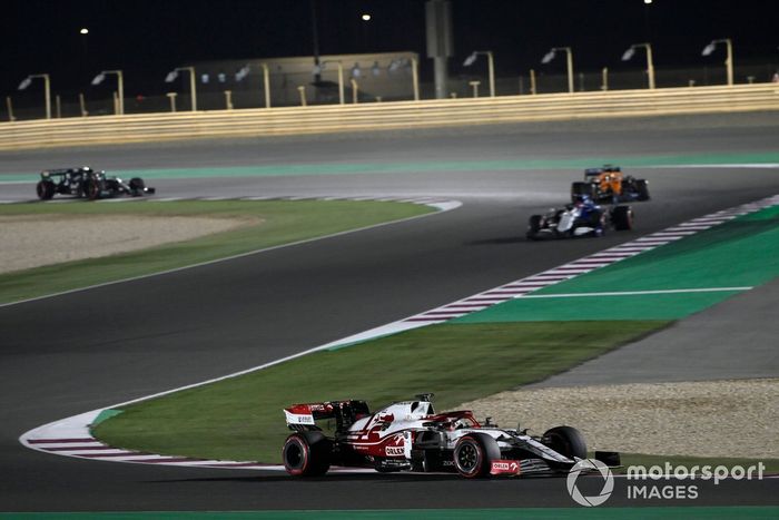 Kimi Raikkonen, Alfa Romeo Racing C41, George Russell, Williams FW43B, y Daniel Ricciardo, McLaren MCL35M