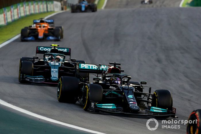 Lewis Hamilton, Mercedes W12, Sebastian Vettel, Aston Martin AMR21, y Daniel Ricciardo, McLaren MCL35M