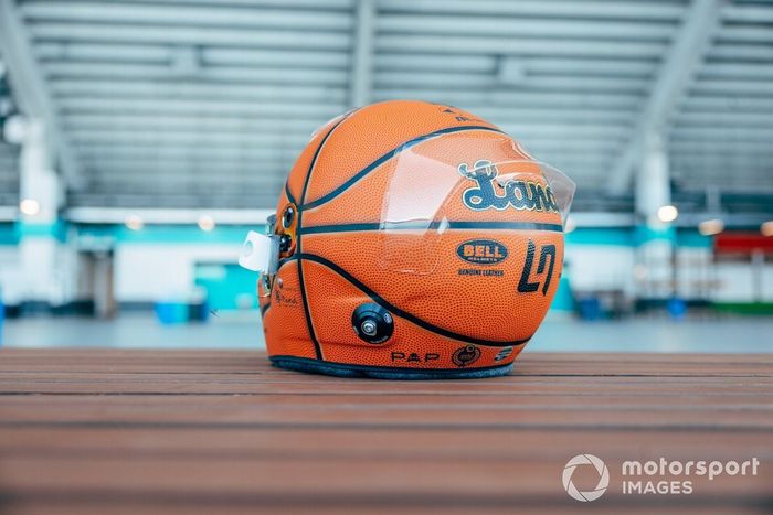 Casco especial de Lando Norris, McLaren con diseño de balón de baloncesto