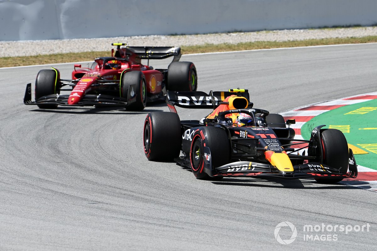 Sergio Pérez, Red Bull Racing RB18, Carlos Sainz, Ferrari F1-75